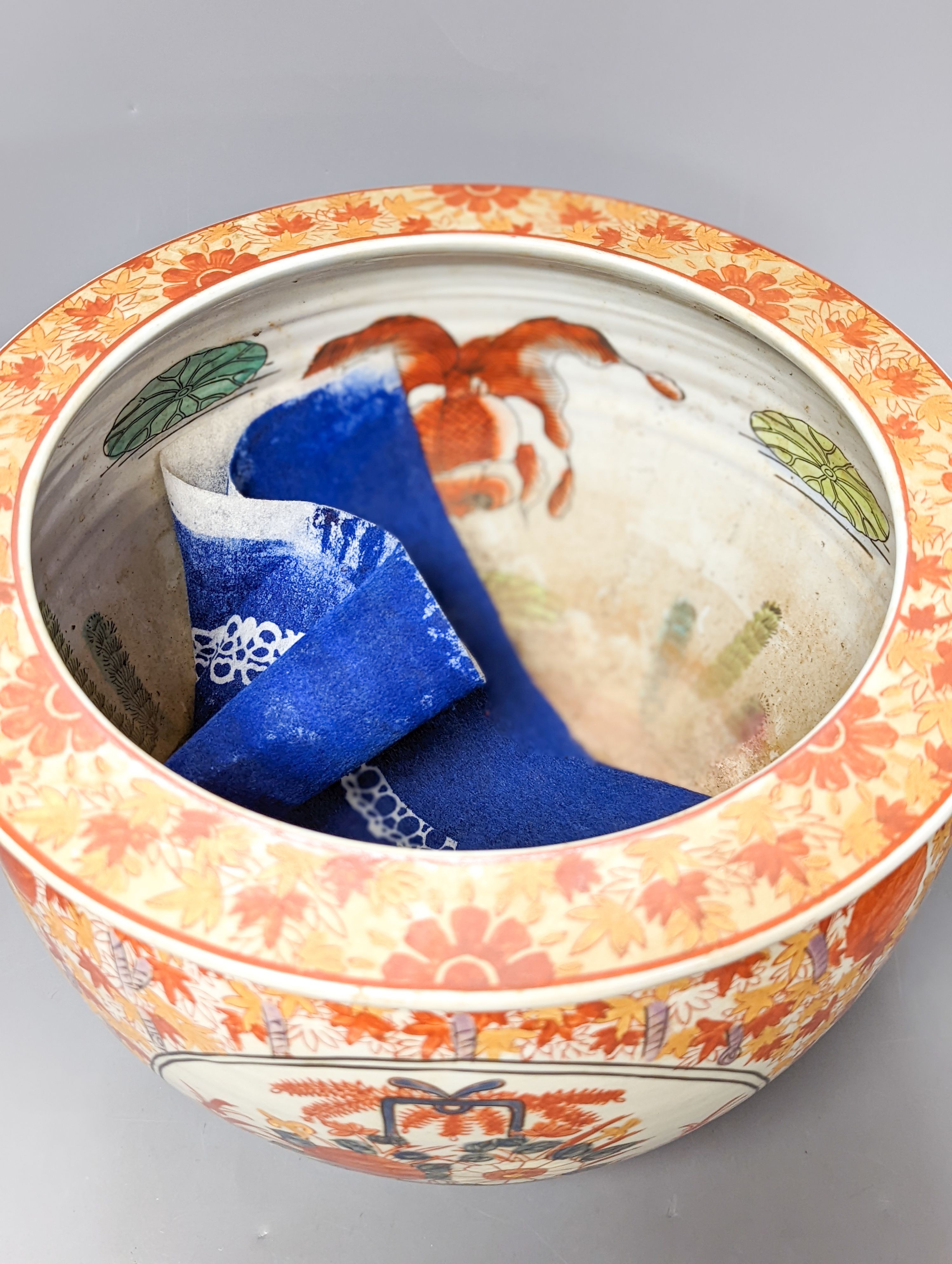 A pair of Chinese Imari pattern goldfish bowls 32cm diameter